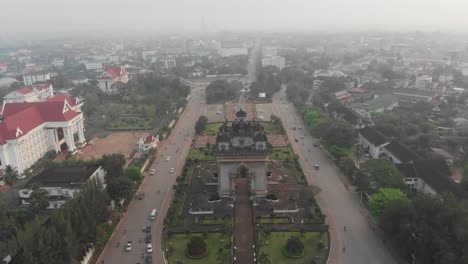 ampia vista aerea della famosa porta della vittoria di patuxay a vientiane laos all'alba