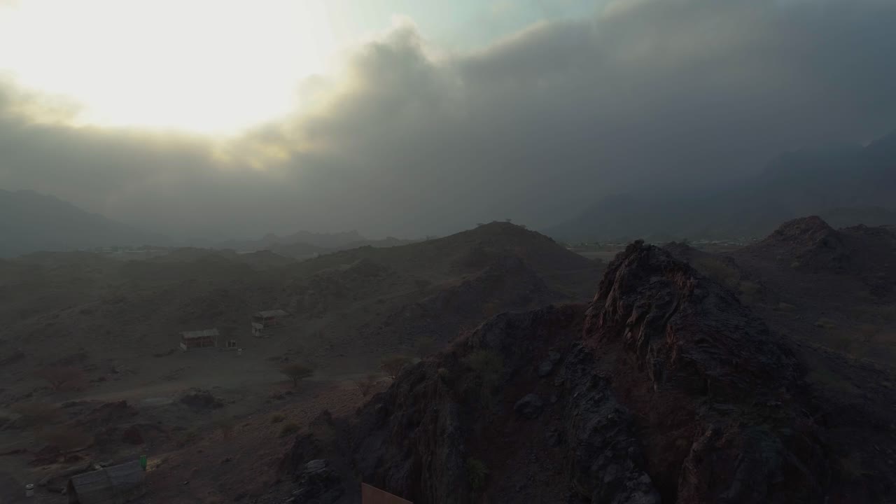 toma aérea cinematográfica de montaña - hatta
