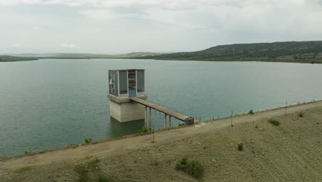 Desolate-control-tower-and-bridge-in-Dali-Mta-lake-reservoir,-Georgia