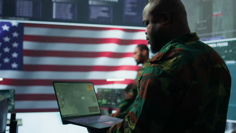 oficiales de inteligencia con uniformes militares estadounidenses trabajan en el puesto de mando.