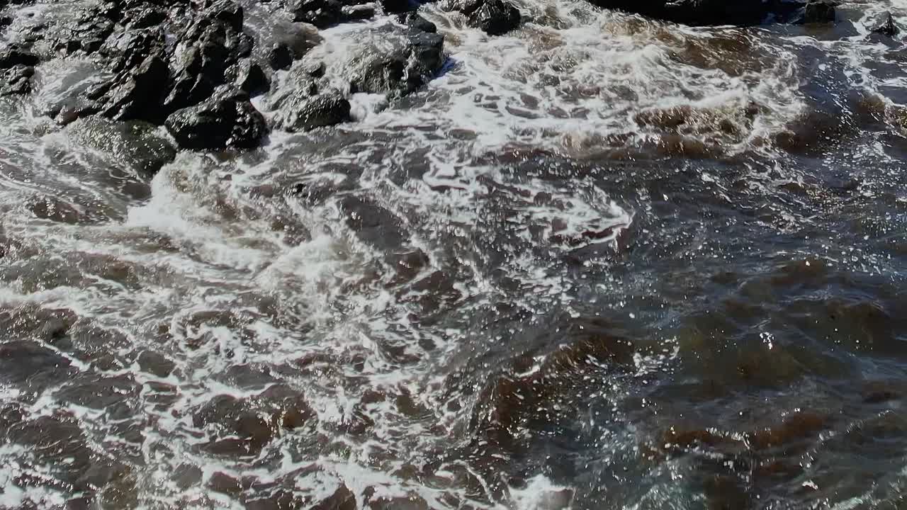 Onde che si infrangono sulla costa rocciosa alle Isole Canarie, Spagna di giorno