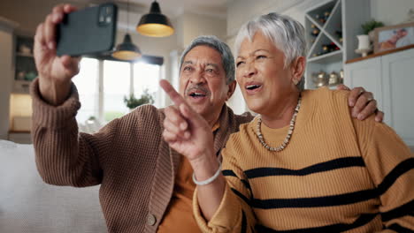 Senior-couple,-selfie-and-happy-on-sofa