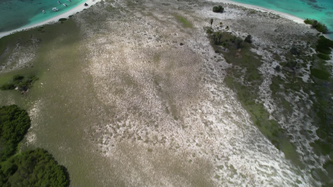 화려한 로스 로케스 제도 (los roces archipelago) 는 푸른 물,  모래 해변, 그리고 정박한 배를 보여줍니다.