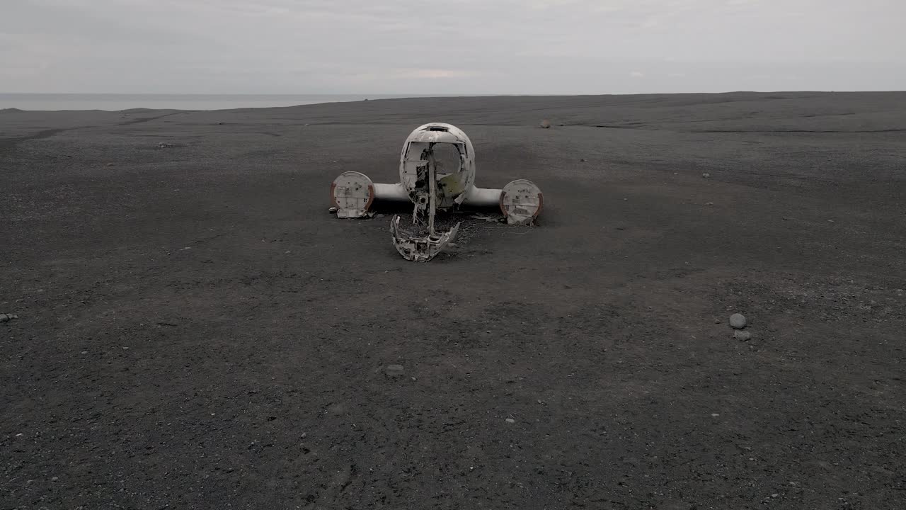 비행기 dc3가 아이슬란드 해안에 추락했습니다.