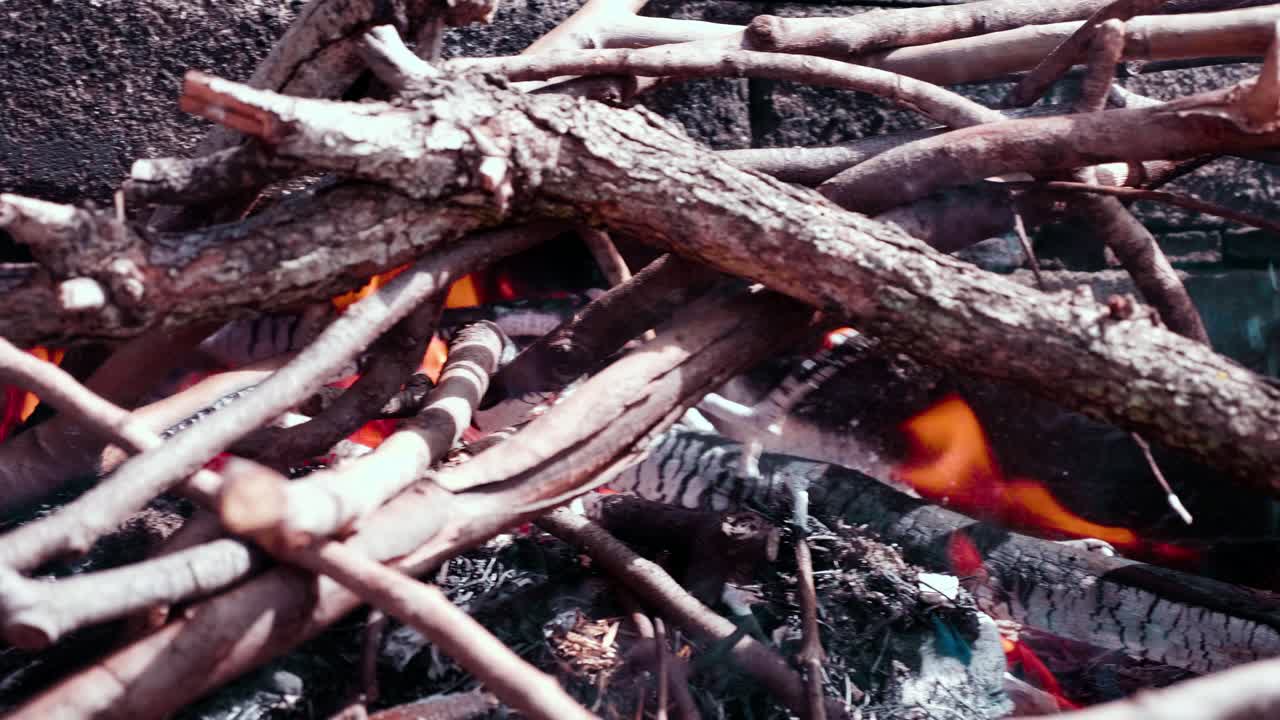 Api Unggun di Area Barbekyu Beton Tua, Kayu Bakar
