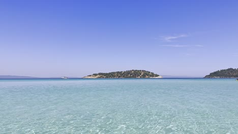 Clean-blue-flag-beaches-of-Halkidiki-Peninsula,-Greece