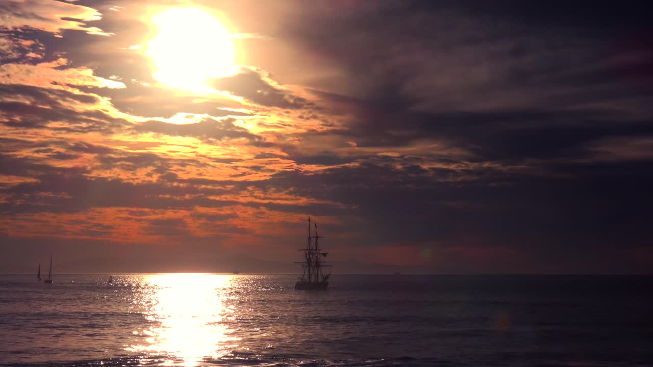 해질녘에 항해하는 키 큰 클리퍼 배 2