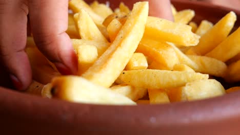 cerca de patatas fritas doradas fritas en un cuenco