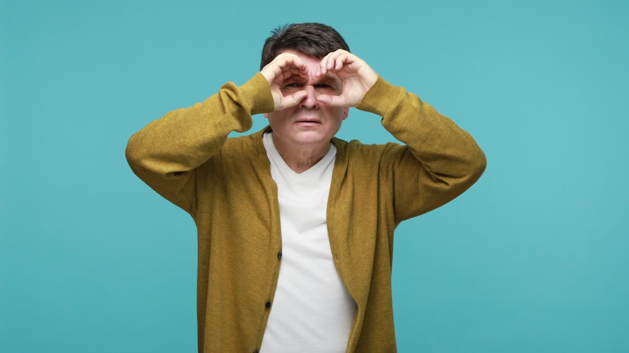 성숙한 남자 탐정 스파이, 주먹에 구을 통해보고 안경을 보는 척