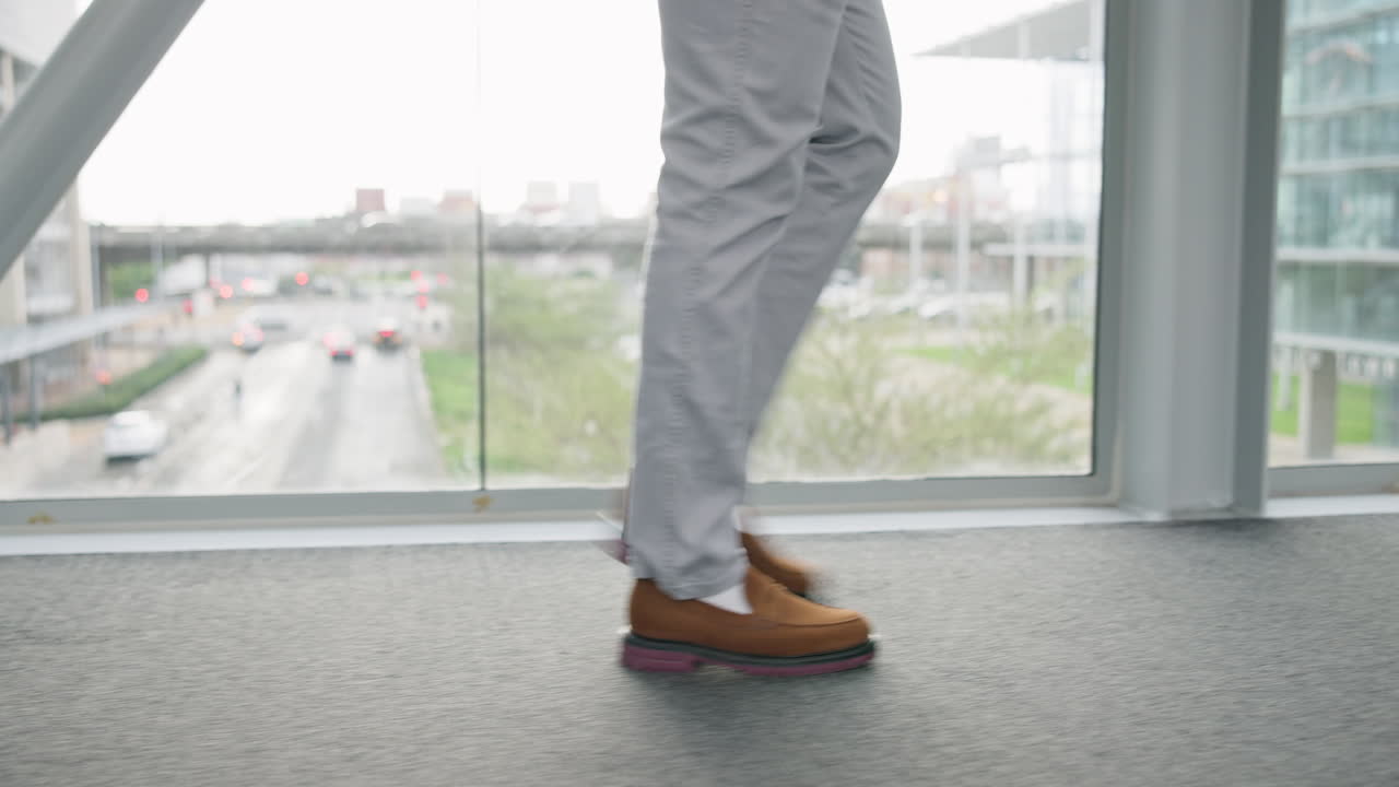 viajar, piernas y un hombre de negocios caminando