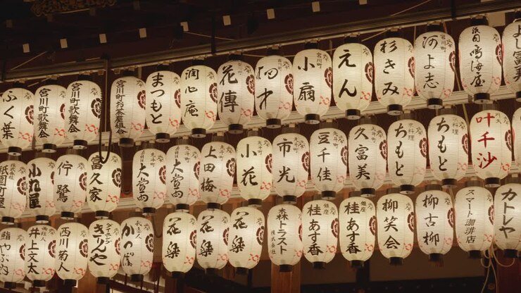 Molte lanterne giapponesi appese a Yasaka Jinja di notte a Gion, Kyoto, Giappone