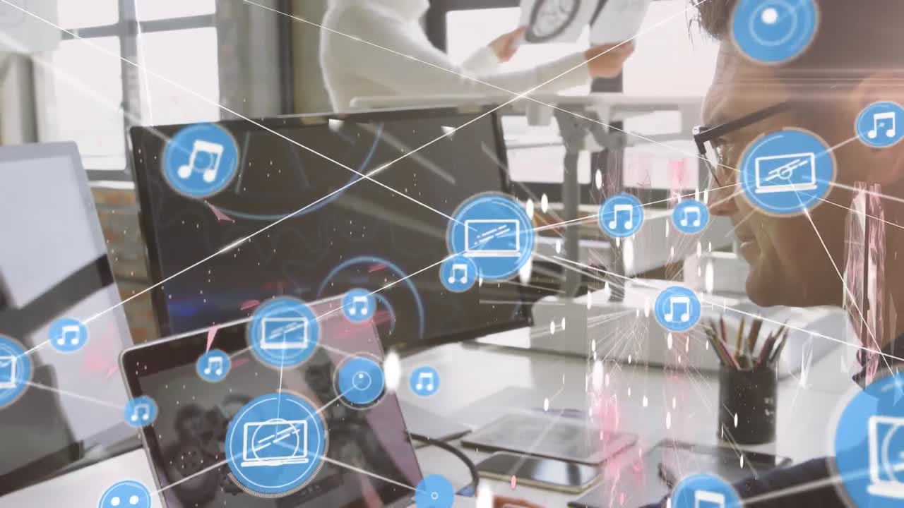 ノートパソコンを使用した白人男性による接続ネットワークのアニメーション