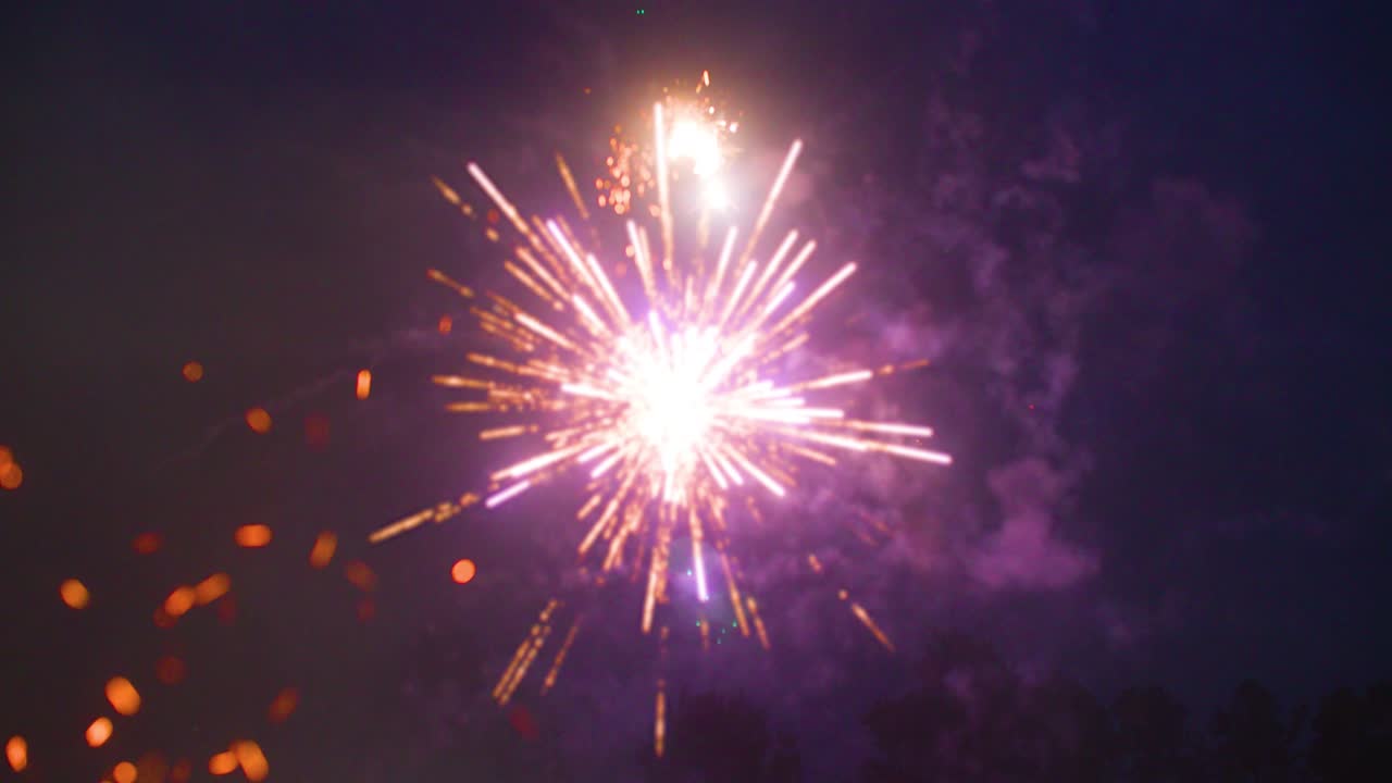 7월 4일 하늘로 쏘아 올려 폭발하는 로마 양초와 불꽃놀이