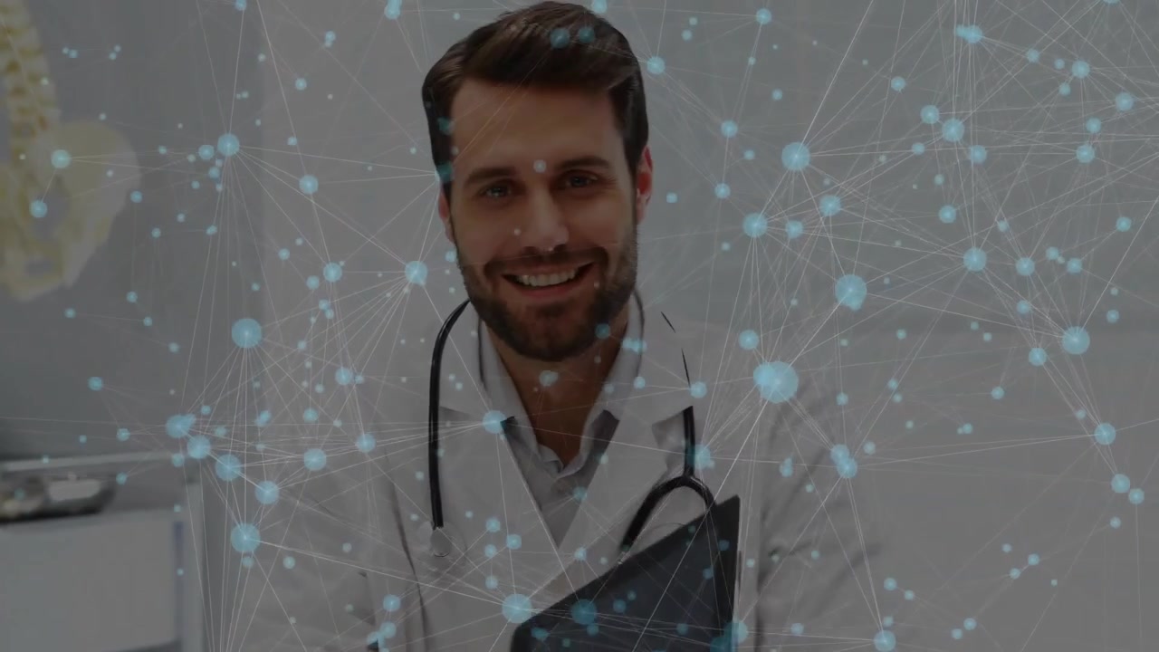 Medico che tocca e scorre lo schermo del tablet mentre aggiorna i dati del paziente con un'interfaccia a nodi e sorride.
