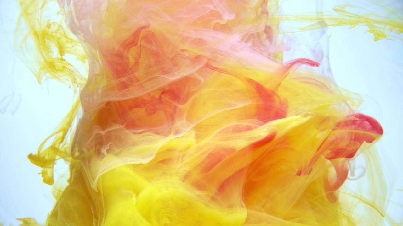 una explosión de polvo de humo de fuego amarillo naranja de colores.