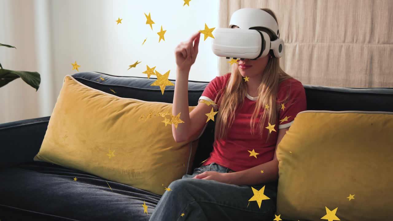 Donna che indossa un visore VR che emette stelle dorate, le indica e le traccia su un divano, mentre esplora l'interfaccia UI