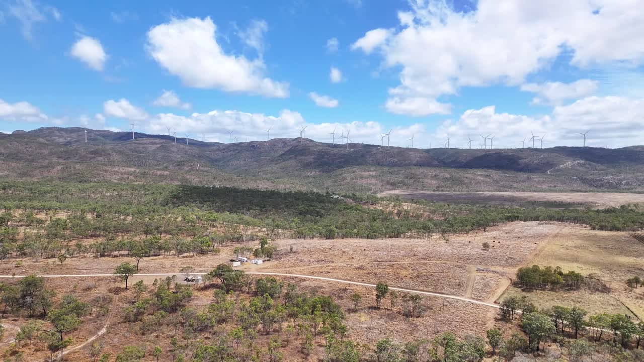 오스트레일리아 즐랜드에 있는 에메랄드 산에 위치한 풍력 발전소.