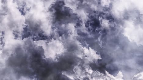 nubes cumulonimbus y tormentas eléctricas en el cielo oscuro 4k