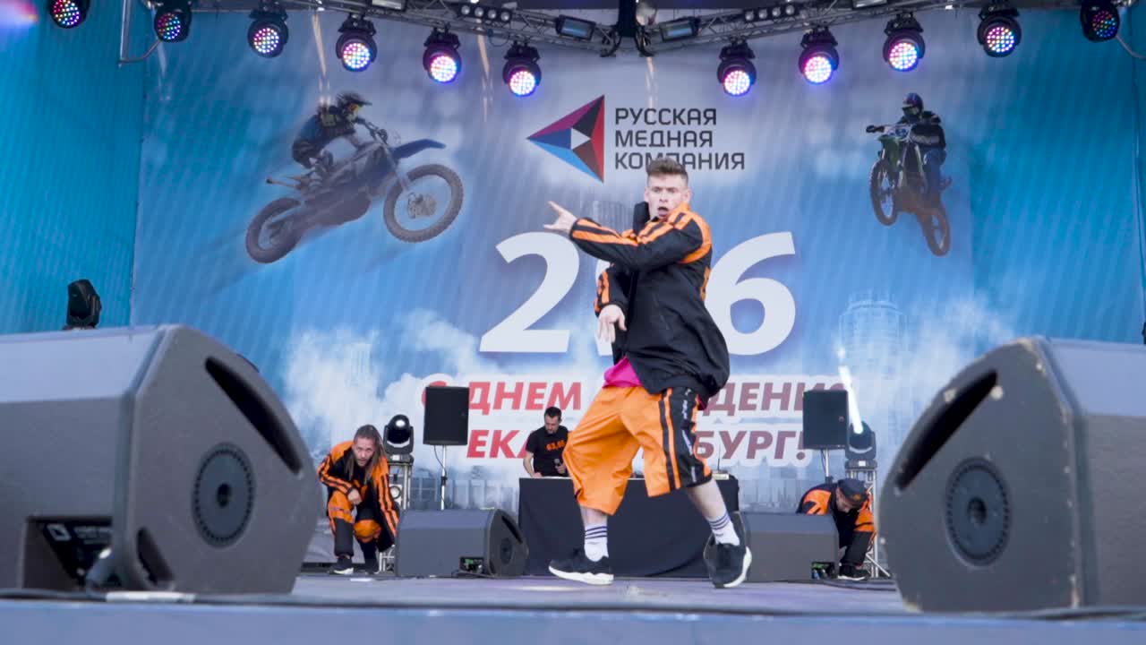 무대에서 거리 춤 공연