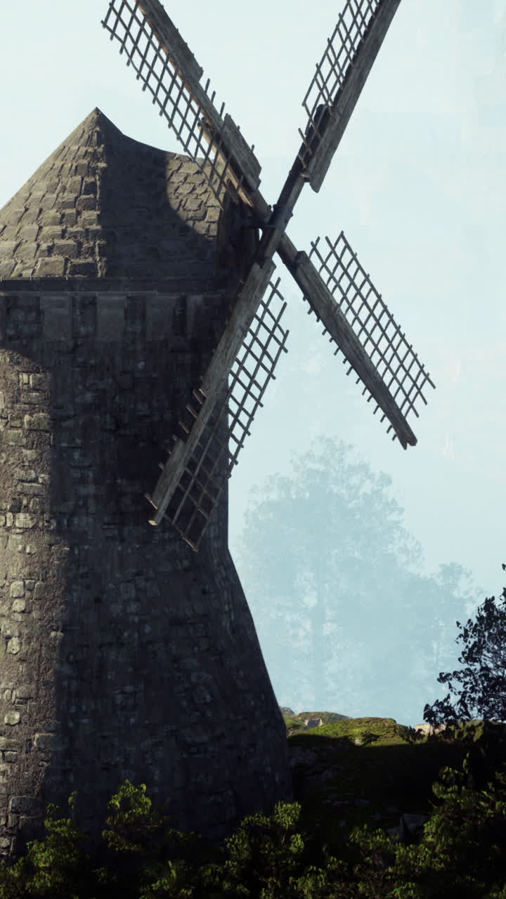 каменная ветряная мельница в сельском ландшафте