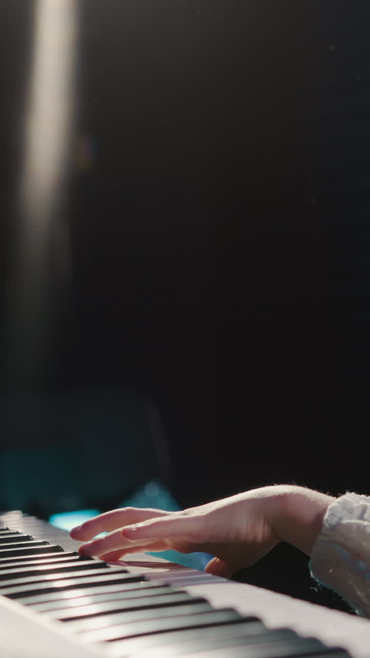 el sintetizador cobra vida cuando el niño juega. una pequeña músico con un talento innegable interpreta una encantadora melodía de piano. comportamiento concentrado durante el juego