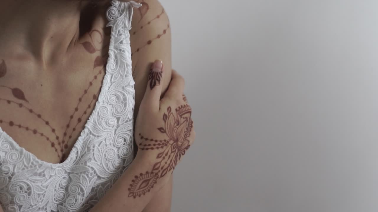 Body art all'henné su donna