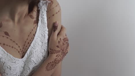 arte corporal de henna en la mujer