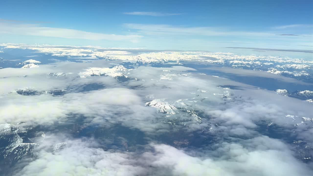 Vista aerea panoramica di montagne innevate e nuvole vicino a Vancouver