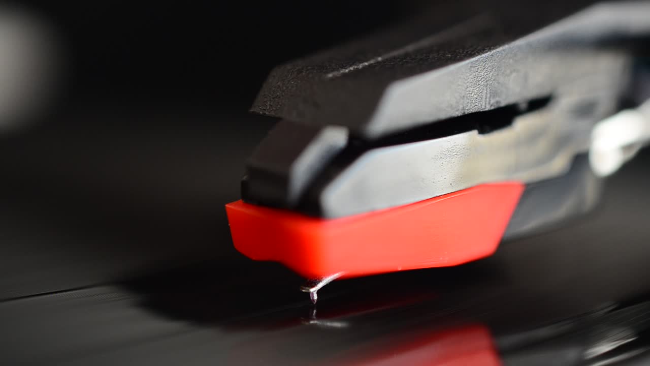 Platespiller. Nål på en vinylplate.