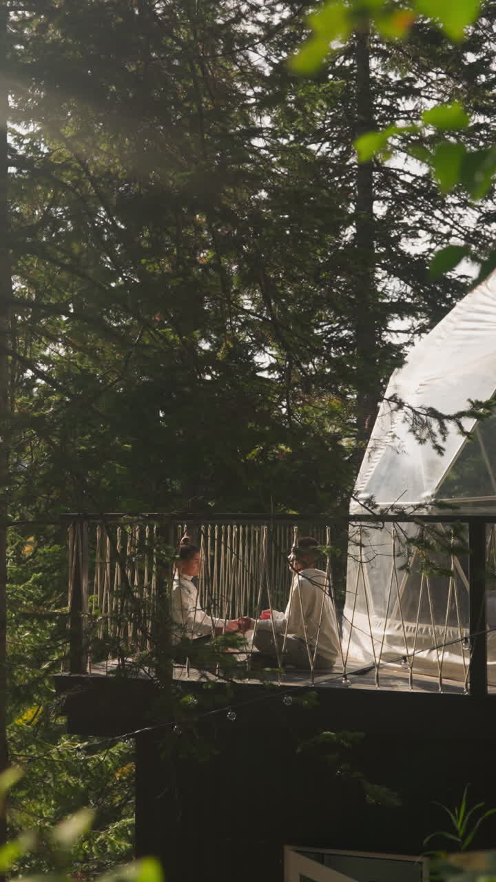 요가 연습을위한 독점적인 글램핑 피난처. 남편과 아내는 반 구형 주택 근처에서 함께 명상하는 시간을 보낸다. 몰입 자연 환경.