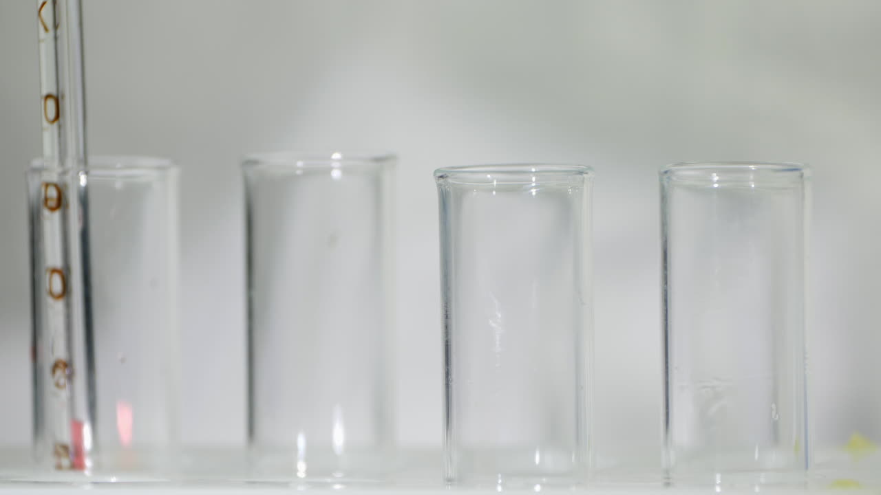 기술자가 시험관 3에 피를 떨어뜨립니다.