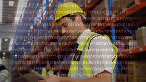 animación de codificación binaria sobre un trabajador de almacén masculino