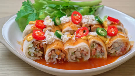 Rollo-De-Primavera-Fresco-Con-Cangrejo-Y-Salsa-Y-Vagetable---Estilo-De-Comida-Saludable