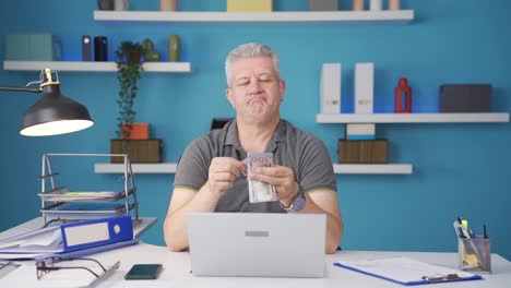 Hombre-Trabajador-De-Oficina-En-Casa-Ganando-Dinero-Y-Sintiéndose-Feliz.