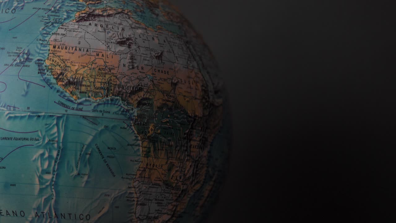 zoom lento en el continente africano en un globo