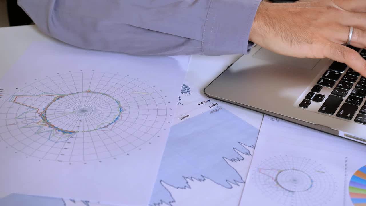 hombre de negocios irreconocible ingresando datos en la computadora