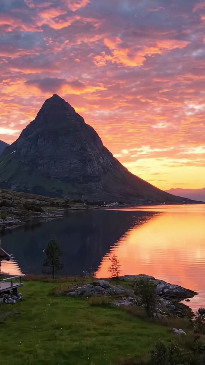 Magnifique coucher de soleil sur le reflet d'une montagne dans un lac serein : Un paysage à couper le souffle de beauté et de tranquillité naturelles.
