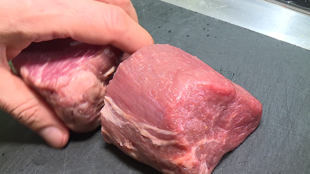 팬에 스테이크를 요리하는 것