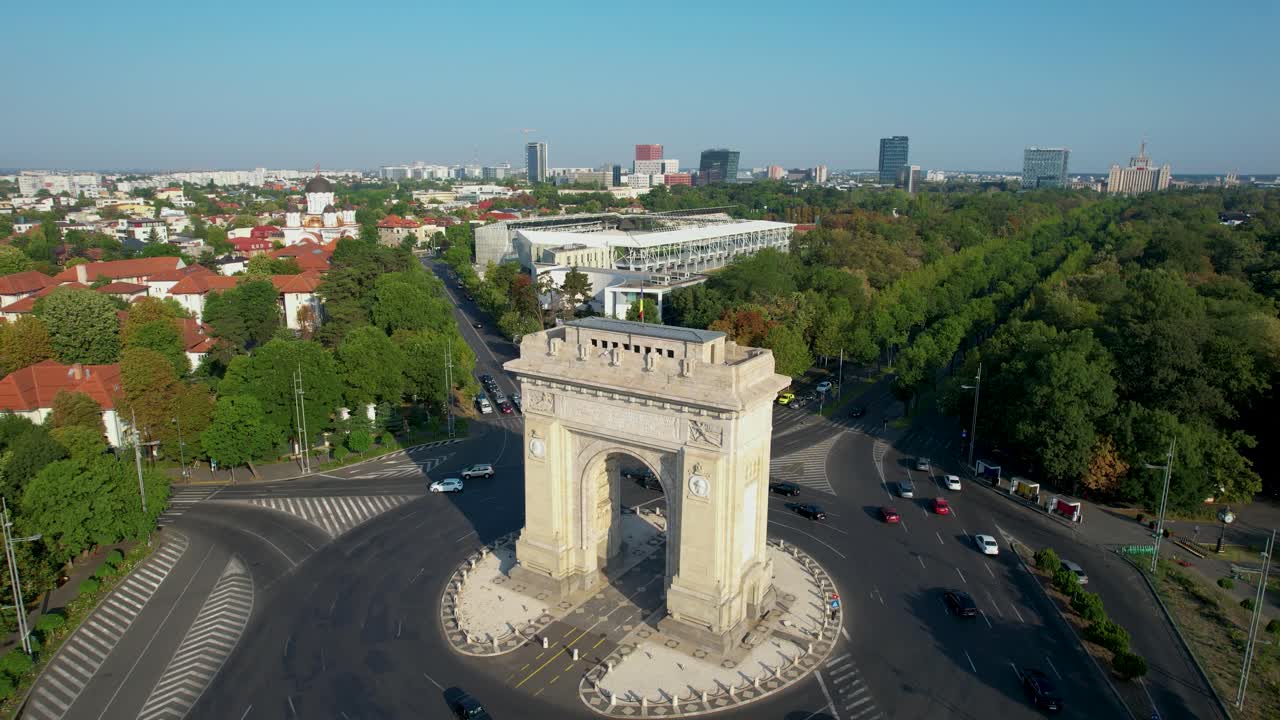 arco del triunfo en bucarest al amanecer con tráfico lento
