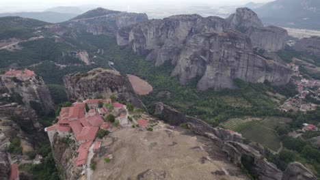 Gran-Monasterio-De-Meteoritos-En-Lo-Alto-De-Un-Monolito-Masivo,-Meteora,-Grecia