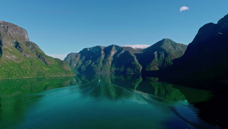 buque de crucero como se ve partiendo flam, noruega en aurlandsfjord - vista aérea
