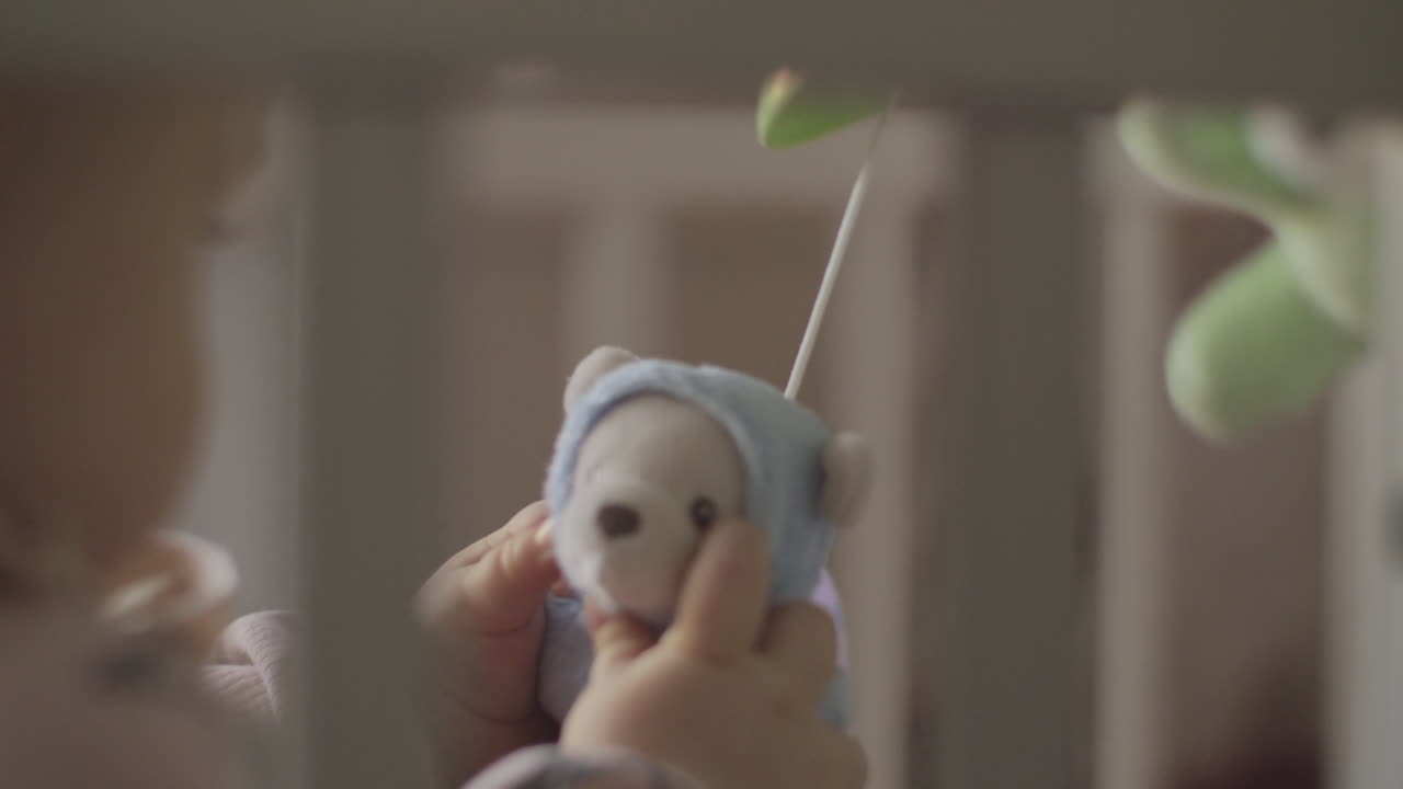 장난감 손으로 놀고 있는 아기 소녀의