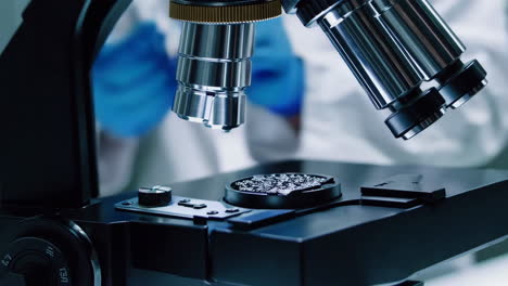 científico usando el microscopio en el laboratorio
