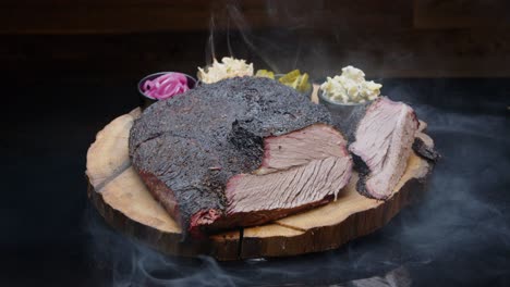 측면과 연기 중간 틸트 업 샷이 있는 소박한 나무 접시에 완벽하게 구운 맛있는 돼지고기 햄