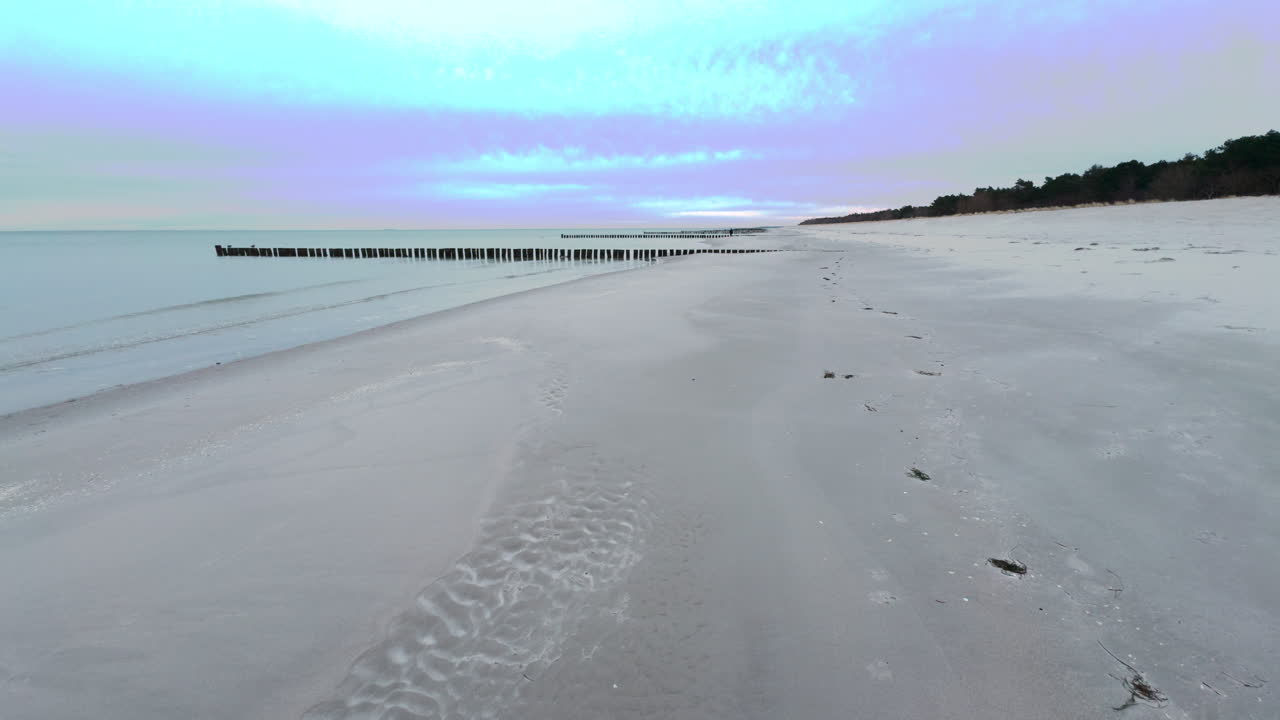 발트해의 비어있는 외로운 해변, 다르스 반도, 멀리서 한 사람만 볼 수 있습니다.