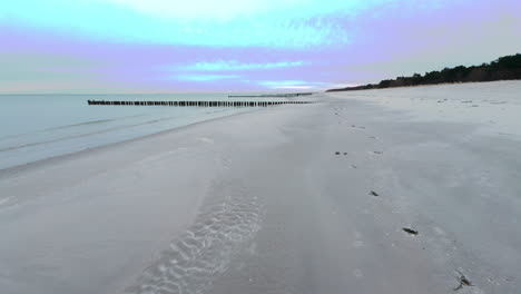 Ein-Leerer,-Einsamer-Strand-An-Der-Ostsee-Auf-Der-Halbinsel-Darß,-In-Der-Ferne-Ist-Nur-Eine-Person-Zu-Sehen