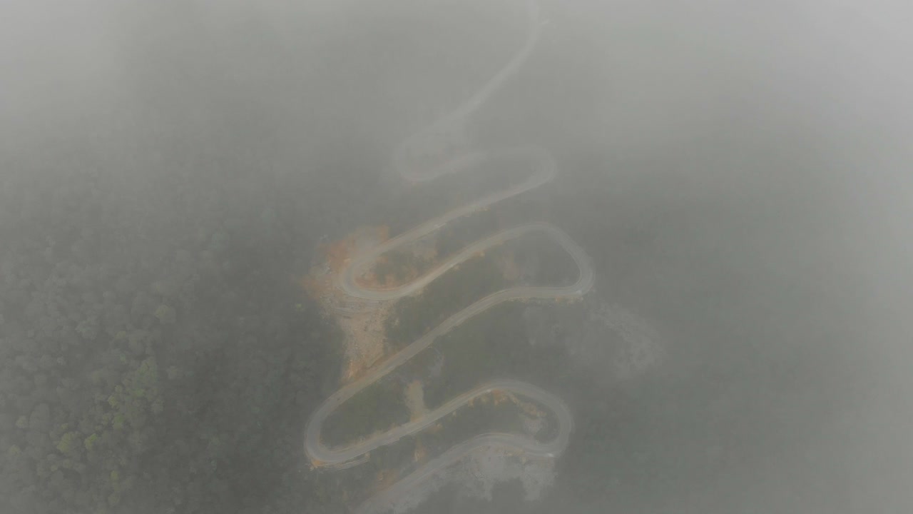 volar a través de las nubes y revelar el paso de la montaña khau coc cha en cao bang vietnam, aéreo