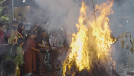 Menschen-Feiern-Das-Hinduistische-Holi-Fest-Mit-Lagerfeuer-In-Mumbai,-Indien-3