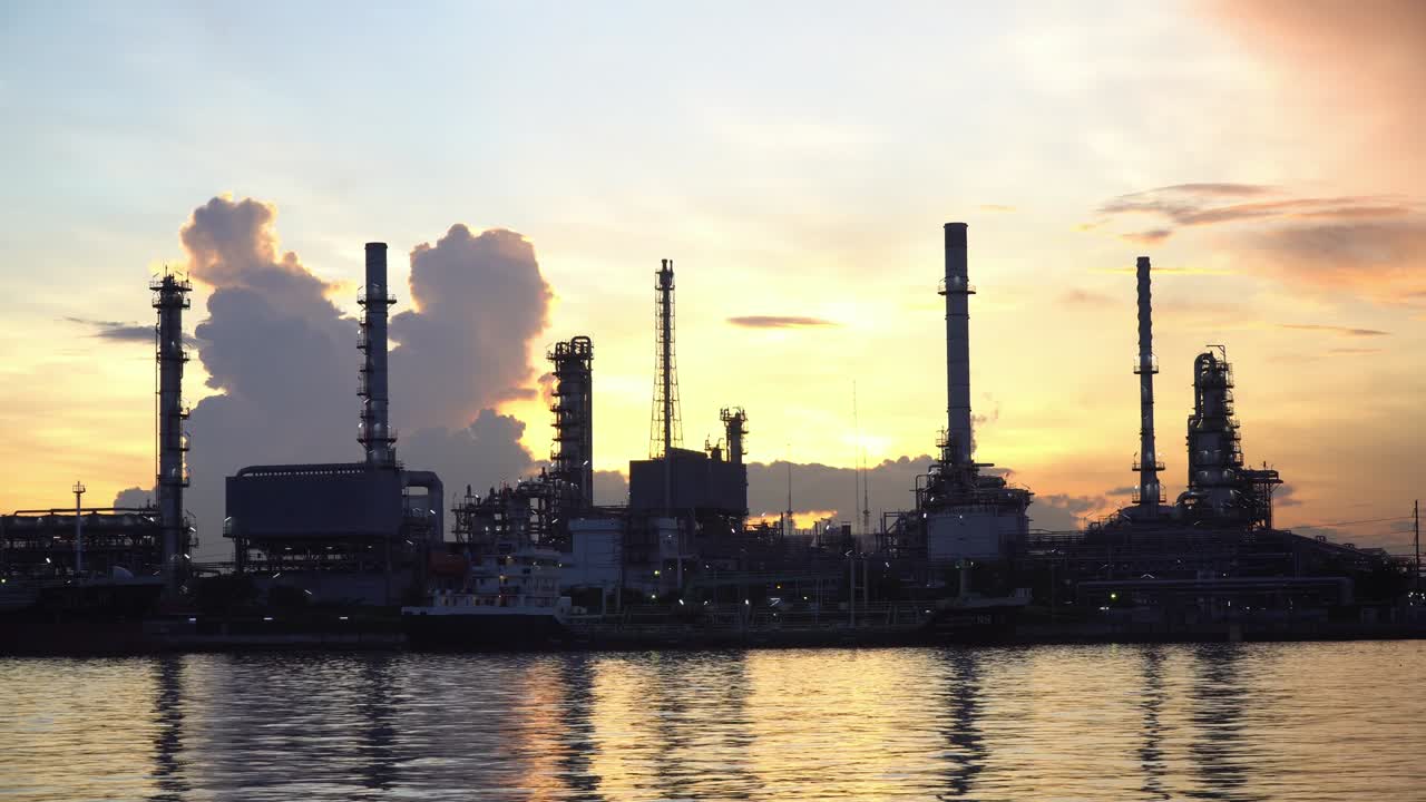 fábrica de refinería de petróleo al amanecer. 4k