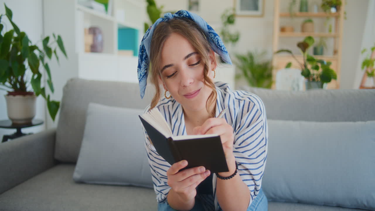 mujer positiva escribiendo ideas doradas